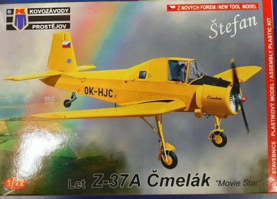AE 272 Plastikový model letounu Let Z-37 Čmelák