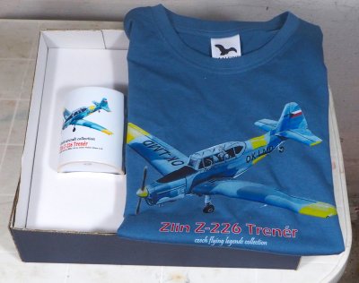 SD 04 SPECIAL Dárková sada - letoun Zlin Z-226 Trenér (tričko+hrnek)